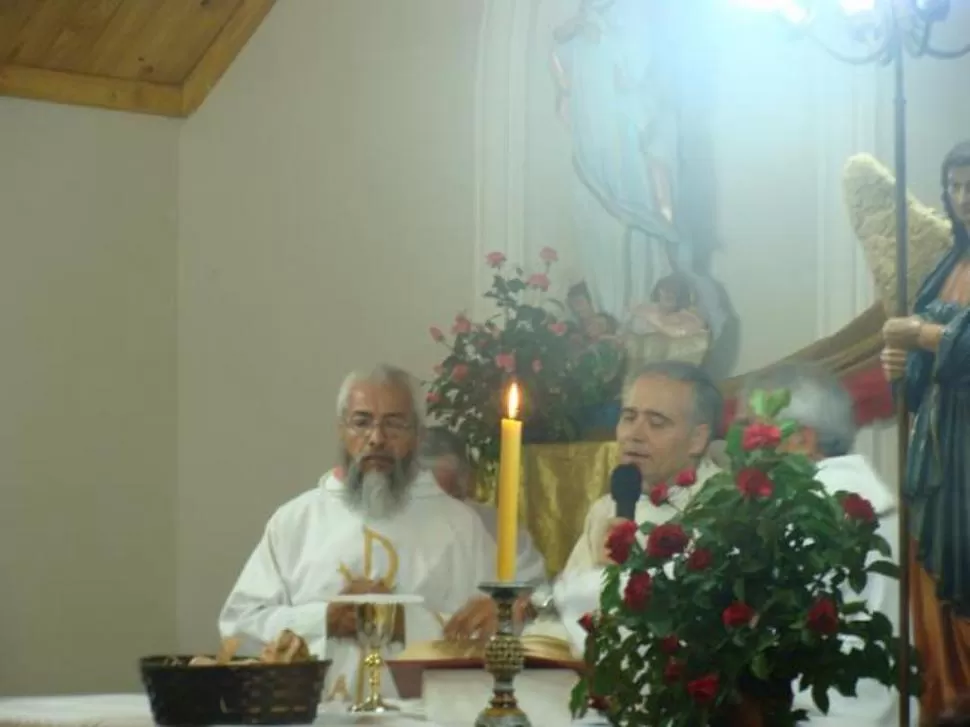 EN LA PARROQUIA. El padre Justo José Ilarraz durante una misa en Monteros. PARROQUIA SAGRADO CORAZON / FACEBOOK