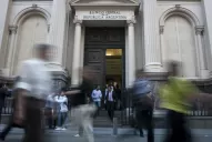 La economía, encima de una montaña de pesos