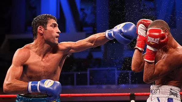 DURO. El argentino fue el dominador de la pelea, ante una de las promesas del boxeo norteamericano. FOTO TOMADA DE OLE.COM.AR