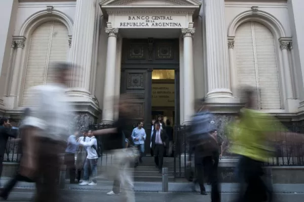 La economía, encima de una montaña de pesos