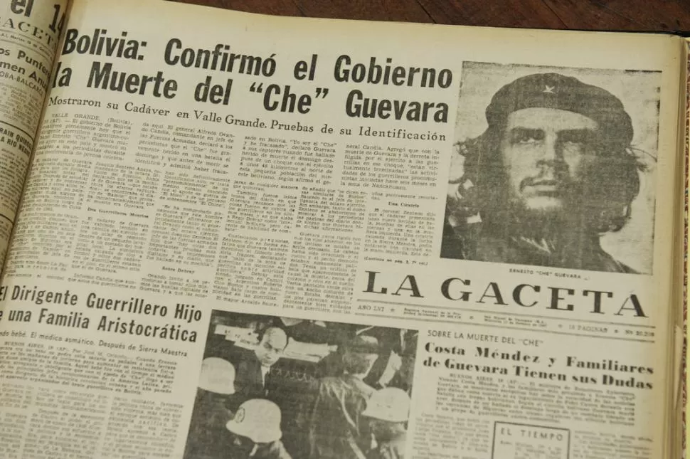 LA EFIGIE MÁS FAMOSA. Tapa de LA GACETA de la edición del 11 de octubre de 1967; el desarrollo del tema dedicado al guerrillero incluye el retrato icónico que tomó el fotógrafo cubano Mario Korda en un acto en Cuba, en 1960. LA GACETA / ARCHIVO