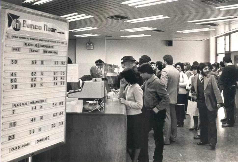 APOGEO. El Banco Noar era una de la entidades crediticias más importantes de Tucumán; en esta imagen, de Julio de 1982, se observa su clientela.  LA GACETA / ARCHIVO