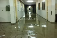 El agua recorrió los pasillos del hospital Padilla por la tormenta