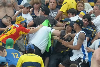 El video de la brutal golpiza de La 12 a los integrantes de seguridad