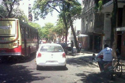 Doble fila + cepo = un caos