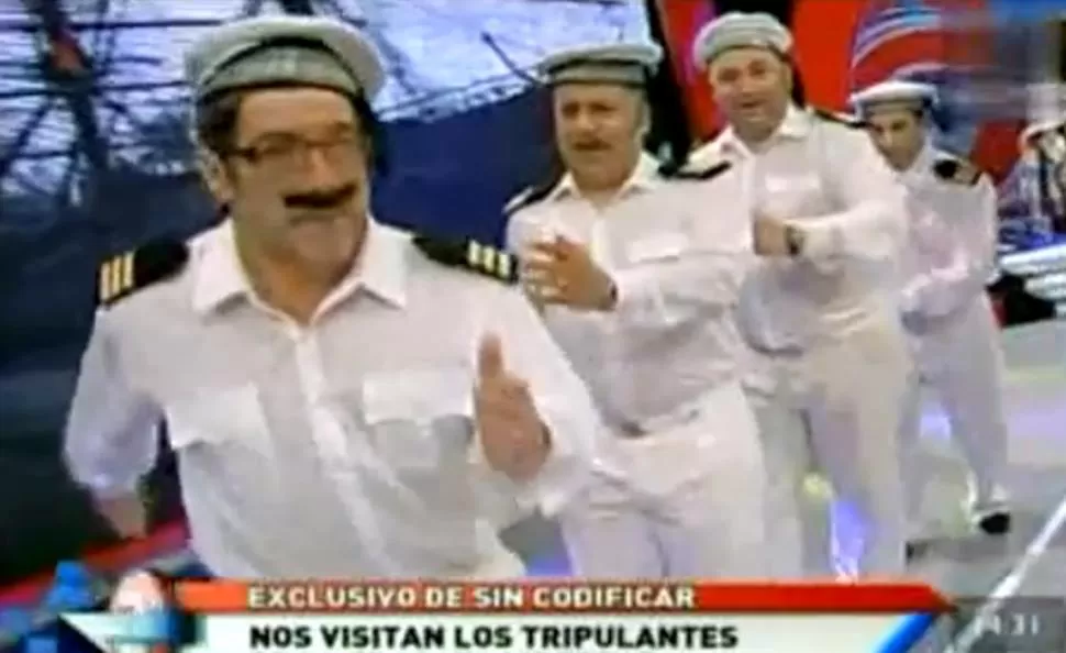 DESOPILANTES. Los humoristas de Sin Codificar personificaron a un grupo de marinos de la Fragata. IMAGEN DE VIDEO / YOUTUBE.COM
