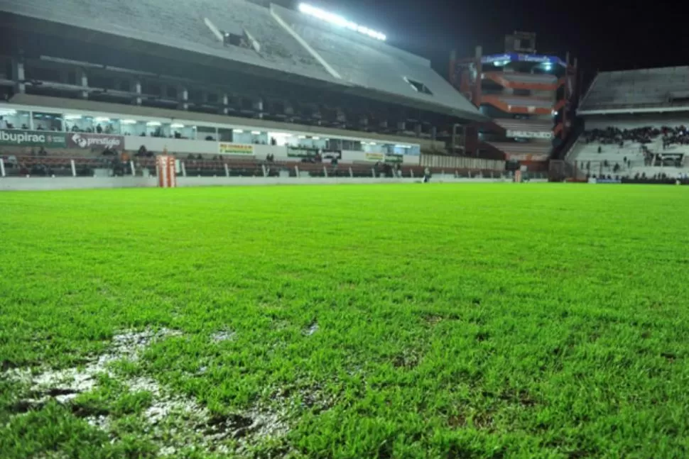 IMPOSIBLE JUGAR. La cancha de Independiente quedó anegada por la tormenta, al igual que varias calles que rodean el estadio. TELAM
