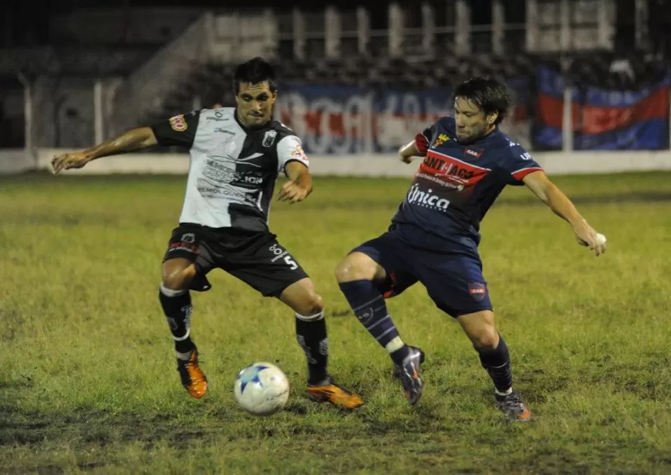 SIN DAR VENTAJAS. David Díaz, de Concepción FC, lucha por la posesión de la pelota con Núñez, de Güemes. 