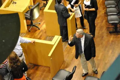 No lo dejaron hablar y Avignone estalló de furia