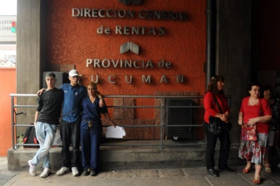 Se encadenó con sus hijos porque en Rentas la cesantearon