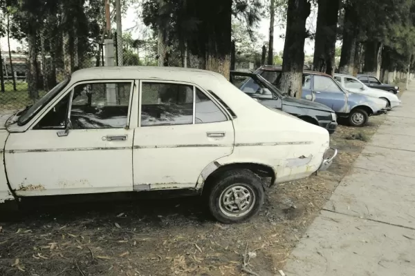 Un predio policial parece un cementerio de autos, porque los dueños los abandonan