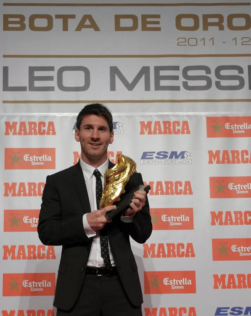 OTRO MÁS Y... . Messi muestra feliz su Bota de oro, premio que engrosará sus ya abultadas vitrinas en su museo personal. 