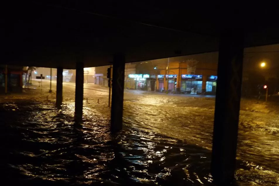 CAUDAL IMPARABLE. Esta fue la imagen del centro tucumano en algunas momentos de la tormenta. FOTO TOMADA DE FACEBOOK.COM/PAYITO.TANNURE