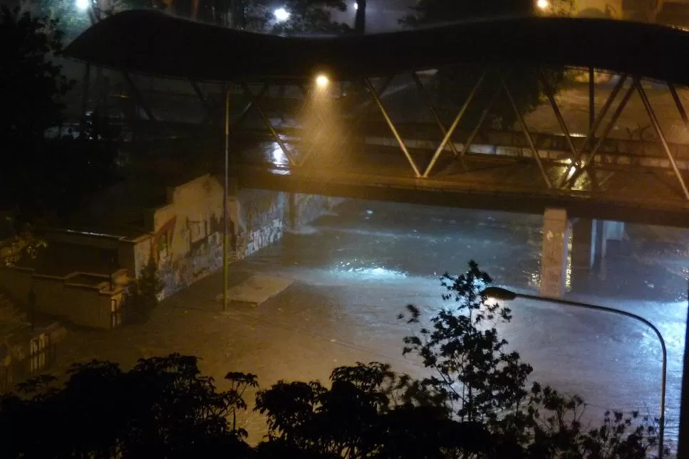 TREMENDO. Así estuvo durante el temporal el puente que se encuentra a metros de 24 de Septiembre y Bernabé Aráoz. FOTO TOMADA DE FACEBOOK.COM/PAYITO.TANNURE