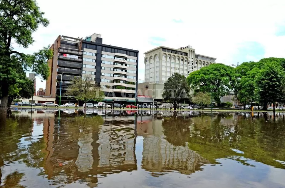 OTRO LADO. El agua se acumuló en grandes cantidades en el parque 9 Julio, frente a la avenida Soldati. LA GACETA / FOTO DE FRANCO VERA