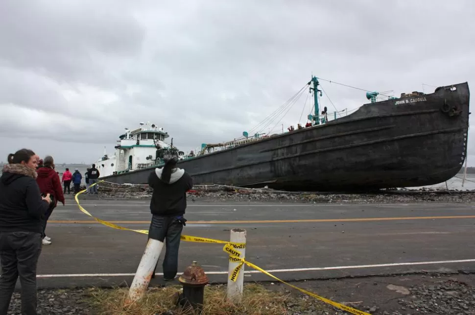 GIGANTE EN LA RUTA. Sandy sacó sacó del agua a un inmenso barco. REUTERS