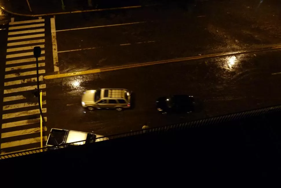 LA HISTORIA DE SIEMPRE. La lluvia inundó las calles, en pocos minutos. FOTO TOMADA DE FACEBOOK.COM/PAYITO.TANNURE	 