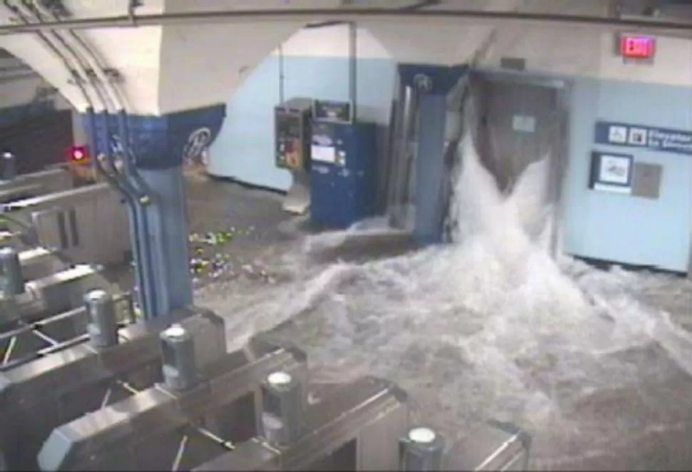 COLAPSO. El agua ingresa por uno de los ascensores en la estación de metro de Hoboken, en Nueva Jersey. FOTO TOMADA DE NEWSDAY.COM