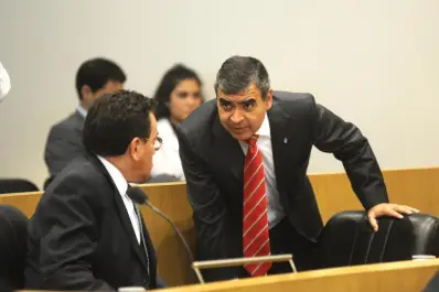Amayistas y alperovichistas se suben al ring por la titularización de docentes