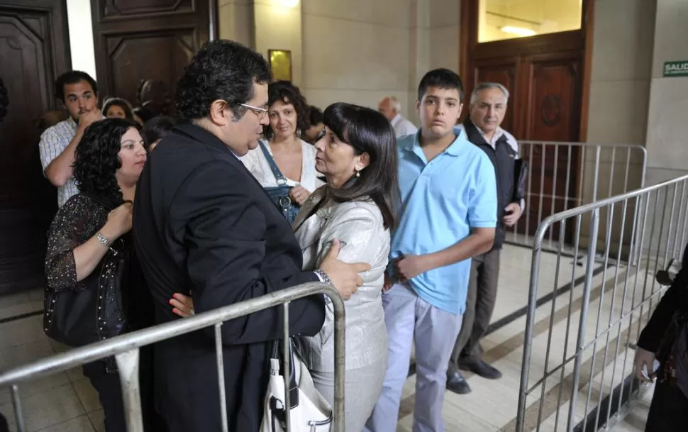 AGRADECIMIENTO. Trimarco saludó a Varela Alvarez al finalizar su alegato. 