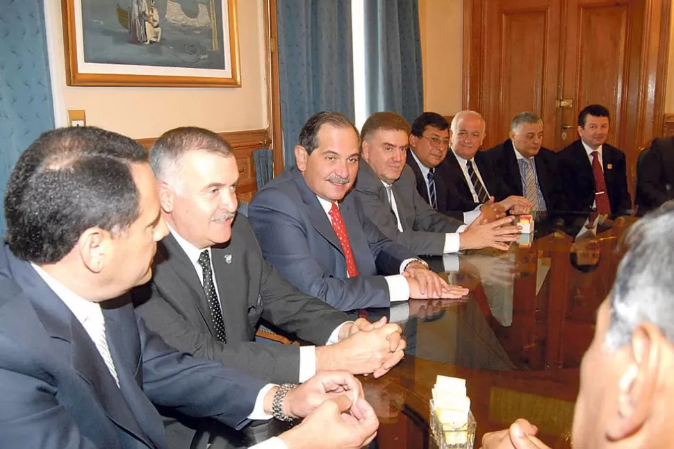 ANFITRIONES. Jaldo (segundo desde la izquierda) y Alperovich convocaron ayer a los intendentes a Casa de Gobierno. PRENSA Y DIFUSION 