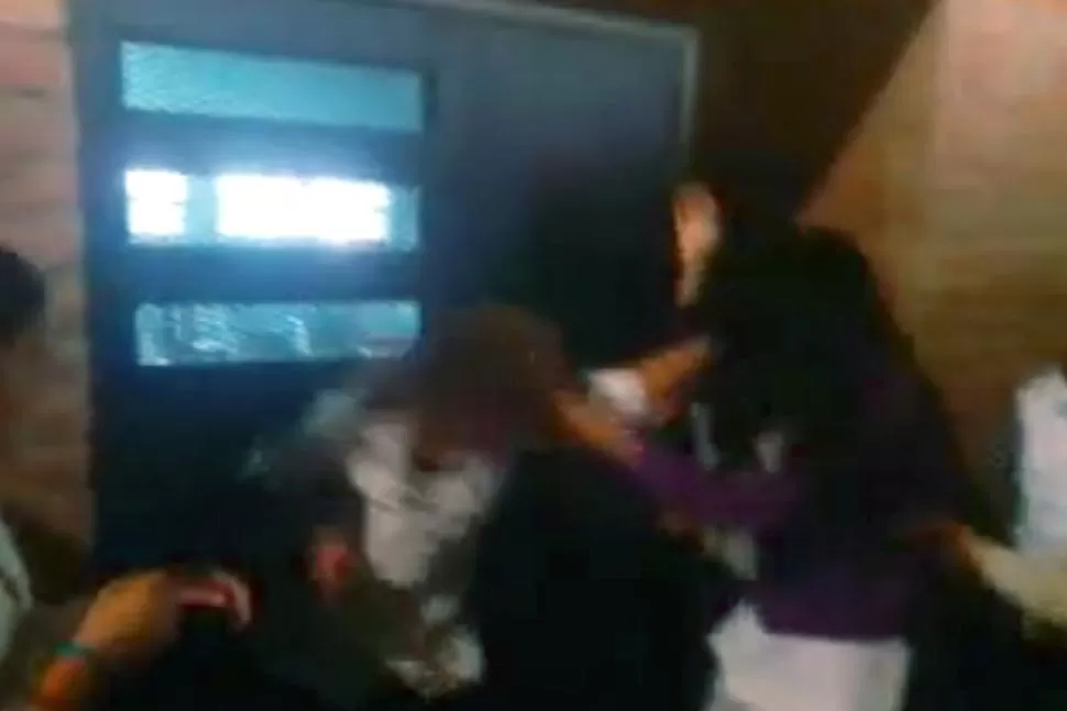VIOLENTO CRUCE. Las chicas intercambiaron golpes y forcejearon. CAPTURA DE VIDEO / YOUTUBE.COM