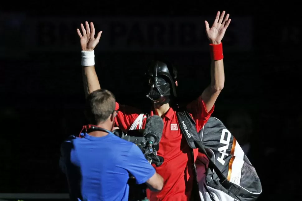 DISFRAZADO. El serbio Novak Djokovic saltó hoy con una máscara de Darth Vader al court central del Masters 1000 de París-Bercy para celebrar la noche de Halloween. REUTERS