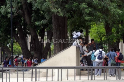 Estudiantes y policías forcejearon en la plaza Urquiza