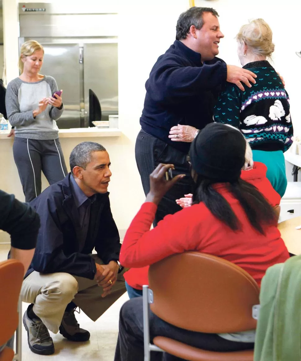 VISITA. Obama y el gobernador Christie dialogan con evacuados de Nueva Jersey. REUTERS