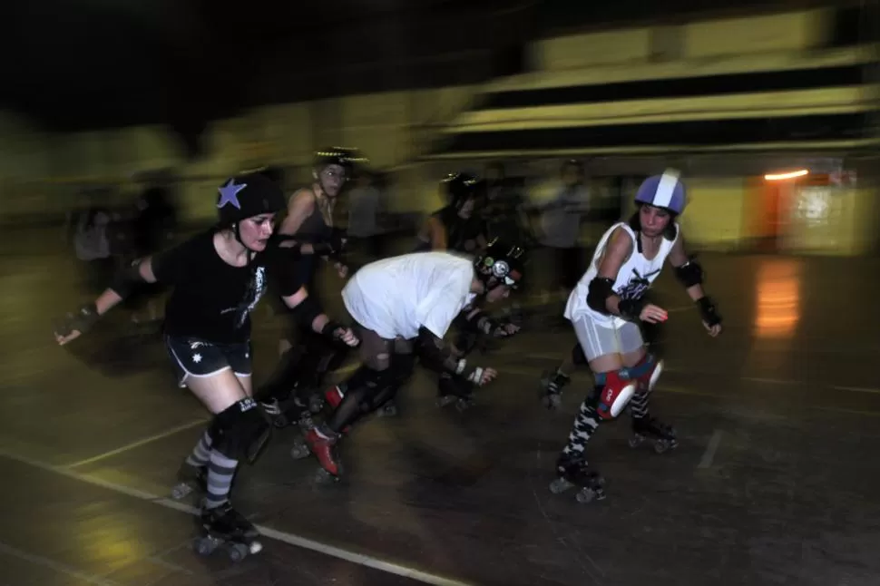 DEPORTE. Dos equipos patinan en una pista ovalada. Cada uno tiene cinco jugadoras, una jammer y cuatro bloqueadoras. LA GACETA / FOTOS DE INES QUINTEROS ORIO