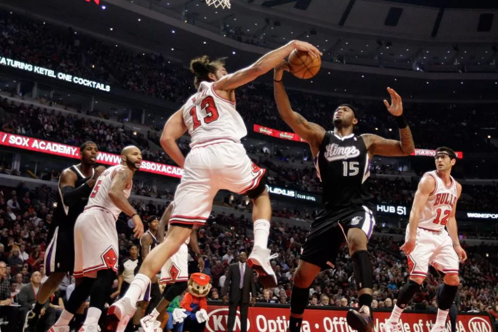 El pivot Joakim Noah de Chicago Bulls bloquea el intento de tiro de DeMarcus Cousins, de Sacramento Kings. REUTERS
