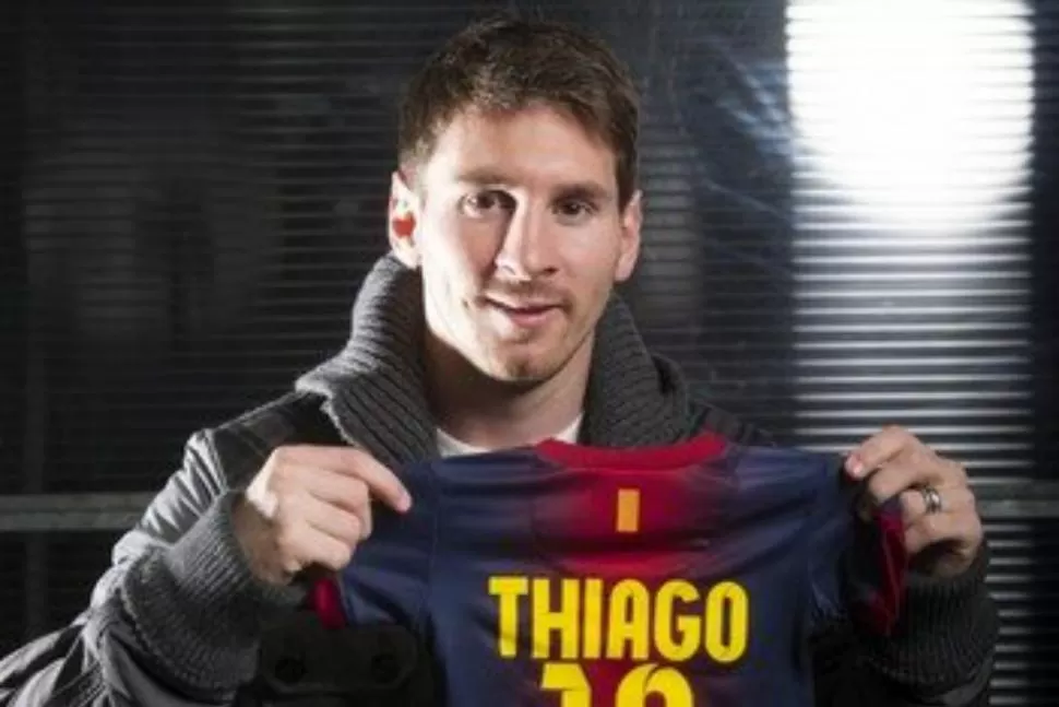 HEREDERO. Lionel Messi muestra la camiseta que le regaló el club Barcelona con el nombre se su hijo Thiago, que nacerá en las próximas horas. 