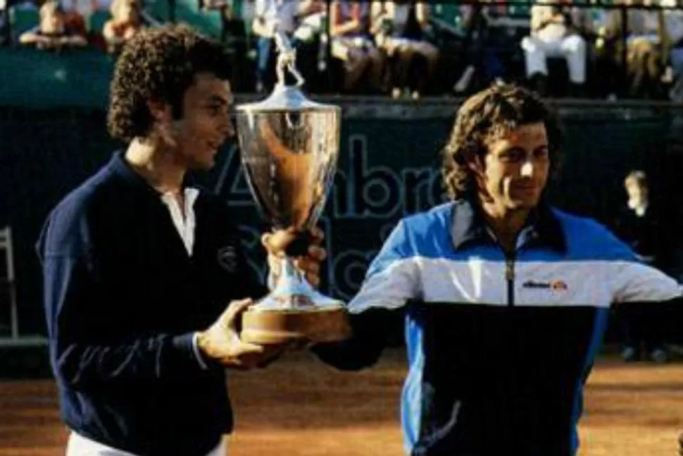 VIEJAS EPOCAS. Año 1980, cuando Guillermo Vilas y José Luis Clerc ganaron la Copa de las Naciones. Fueron los dos máximos referentes del tenis por aquellos años. En diciembre esterán frente a frente. FOTO TOMADA DE HABLEMOSDETENIS.COM