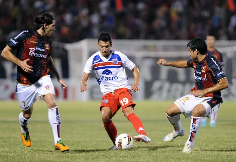 BARRERA. Tigre no pudo superar la marca de Cerro Porteño, en Asunción, y cayó ante el elenco paraguayo. AFP