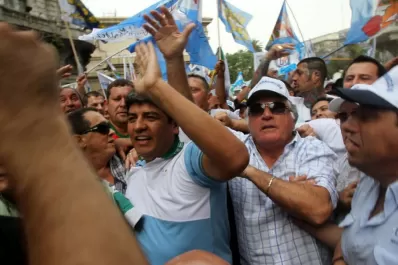 En la antesala del paro, Barrionuevo y Moyano se amigaron