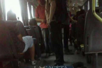 Un municipal se durmió en el piso de un colectivo