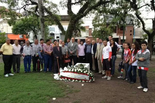 TRADICIONAL OFRENDA. Miembros de la CD 'santa' y socios estuvieron presentes en Plaza San Martín. (Gentileza Augusto Galucci, Prensa San Martín)
