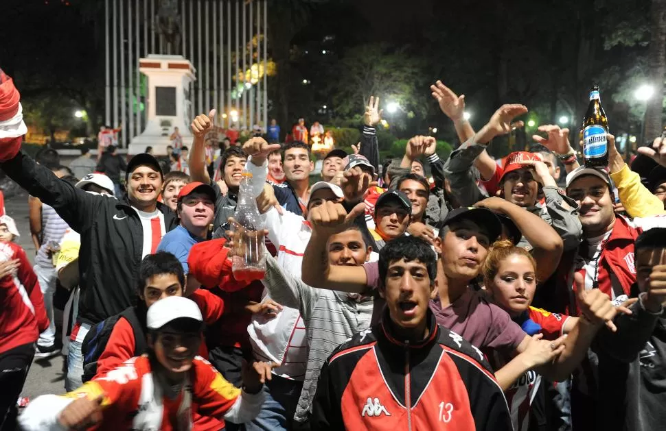 ALEGRÍA. Los fanáticos se congregaron en la plaza San Martín.
