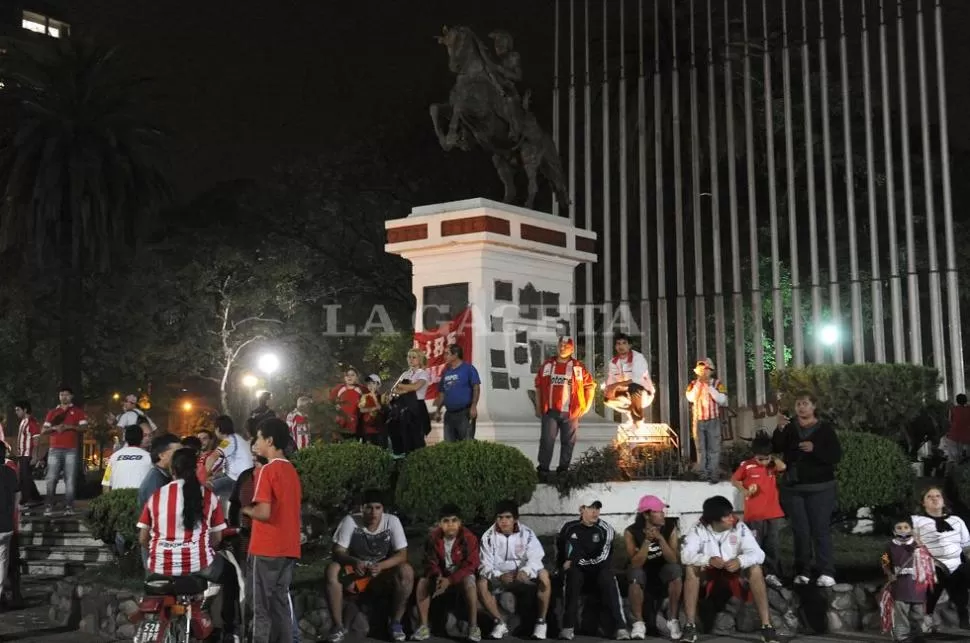 ENCUENTRO. Desde las 20, los hinchas comenzaron a reunirse en plaza San Martín. LA GACETA / HECTOR PERALTA