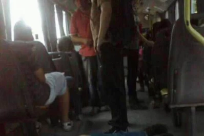 Municipal dormido en el micro