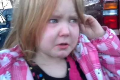 Una niña sintetiza el agobio por la campaña