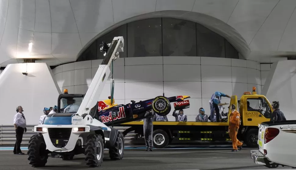 AL TALLER. El momento que el auto de Vettel es trasladado para ser analizado por los comisarios deportivos. REUTERS