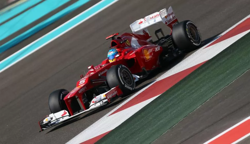 FERRARI. Alonso en la pista de Abu Dhabi. AFP.