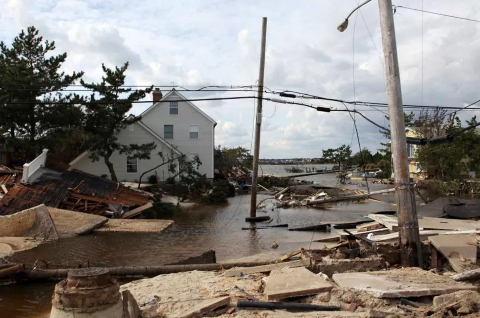 PASO DEVASTADOR. Lentamente comienzan las tareas de recuperación tras el paso de Sandy. REUTERS