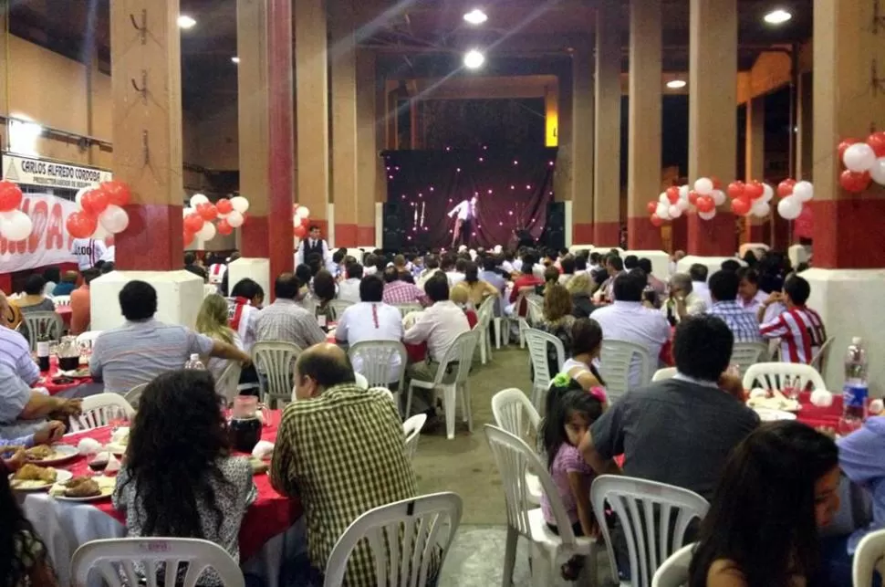 UNA FIESTA. Cena show en San Martín. FOTO TOMADA DE TWITTER / @AUGUSTOGALLUCCI