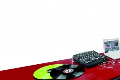 El DJ Ibáñez DJ Pone la música en la fiesta santa