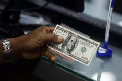 Bancos privados pierden casi 50% de sus depósitos en dólares