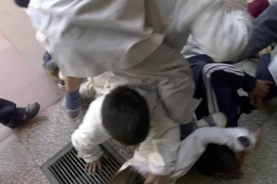 Le quebraron el dedo en una pelea escolar