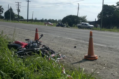 Chocó su moto contra un auto en la 301 y falleció