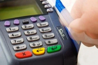 Empezaron a cobrar el recargo del 15% a las compras en dólares con tarjeta